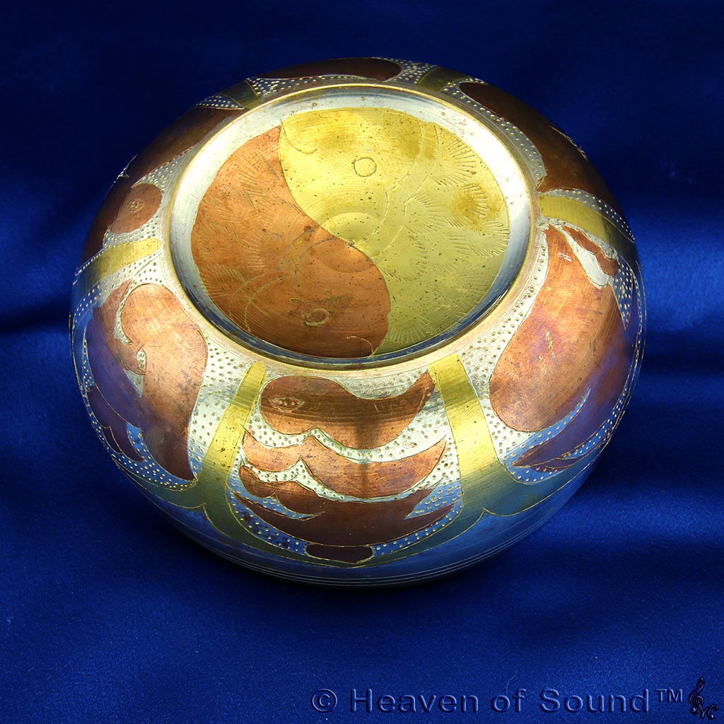 Tri-color singing bowl boxed gift set "Sun" with striker and pad - 7